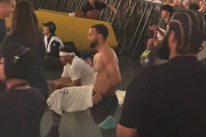 女球迷晒图：库里在我眼前换衣服了 大饱眼福 好壮好壮！